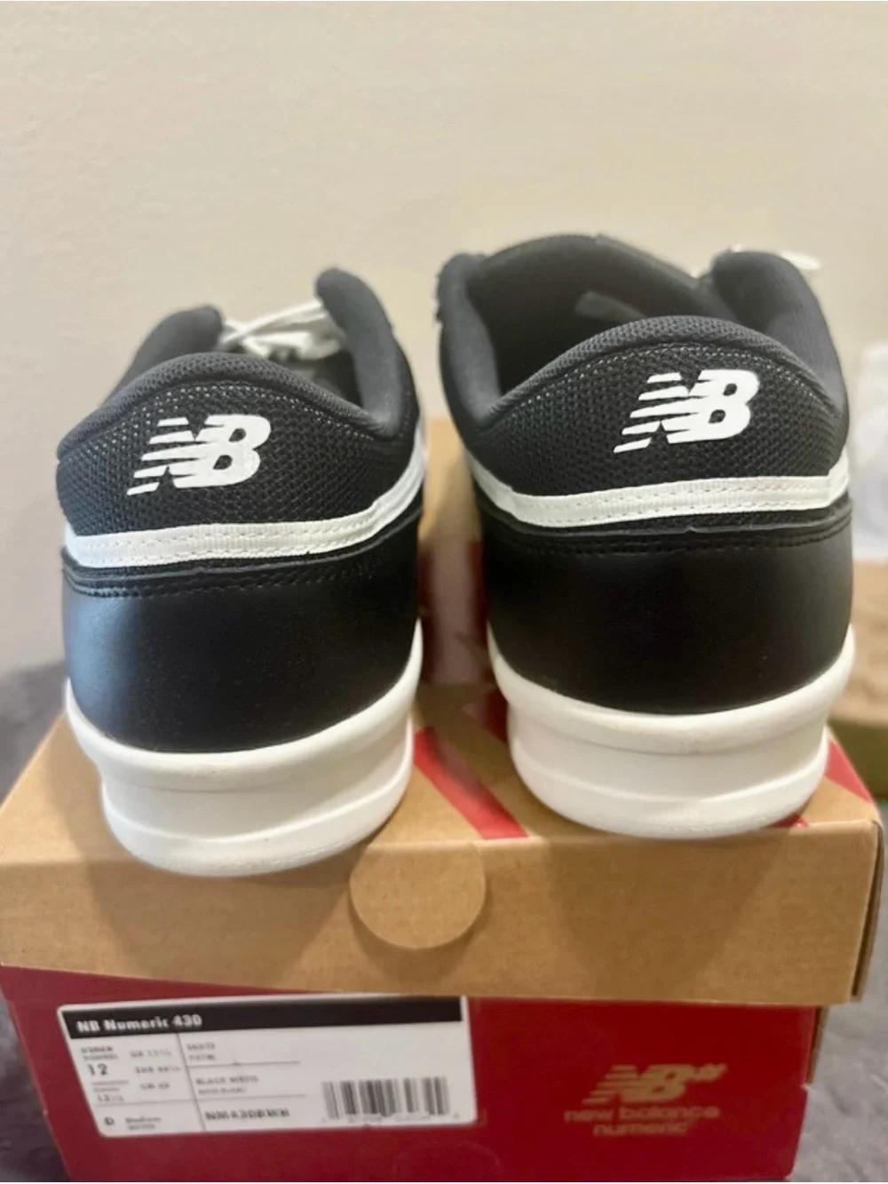 New Balance Men's Black and White Casual Sneakers